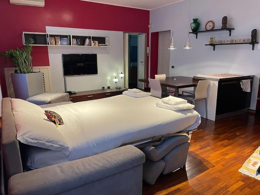 Ferienwohnung Cozy Flat Mins Walk To Navigli And Metro Porta Genova Mailand Exterior foto